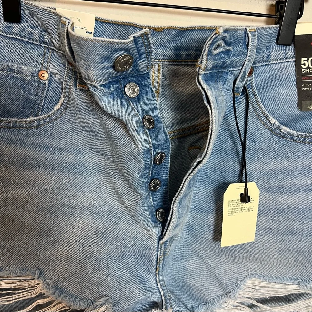 NWT LEVI’S- 501 High Rise Womens Denim Shorts Cut Off Jeans Fray Hems
